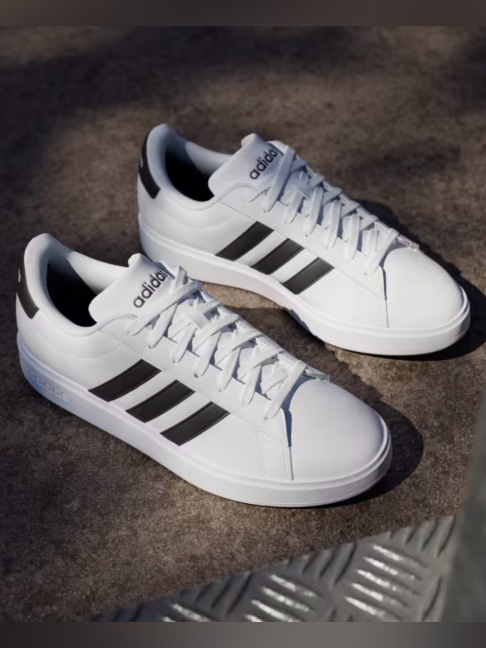 Grand Court 2.0 White and Black